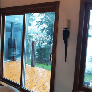 Maison unifamiliale avec fenêtres protégées membrane Low-E