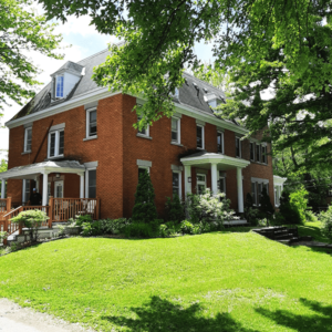 Residence familiale avec baie vitrée et membrane Low-E