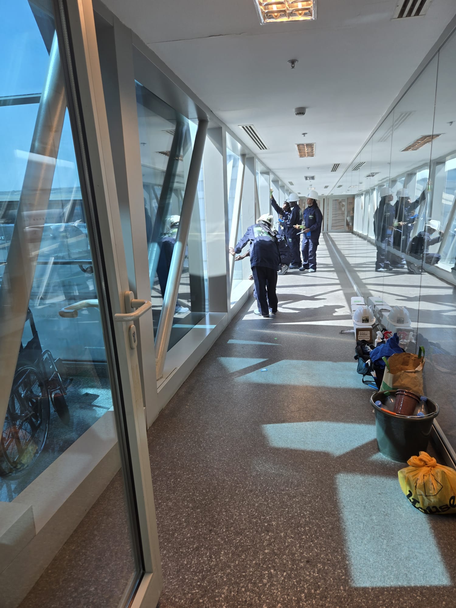 Installation de membrane Low-E dans le corridor de l'aéroport de Dakar