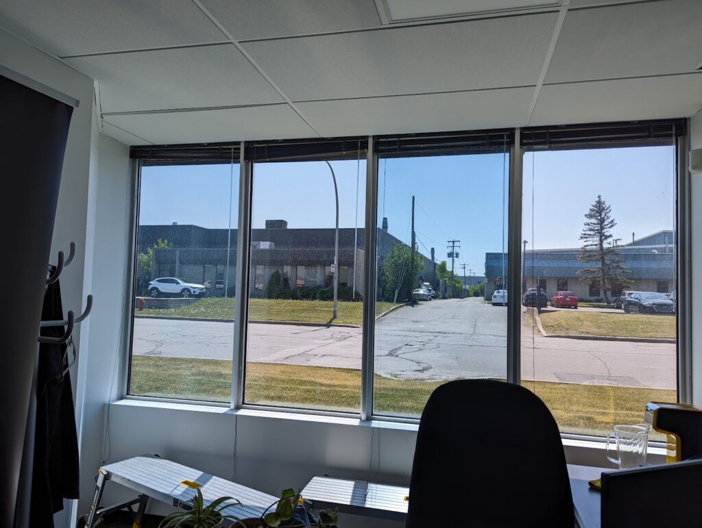 Bureau professionnel avec grande baie vitrée et membrane Low-E