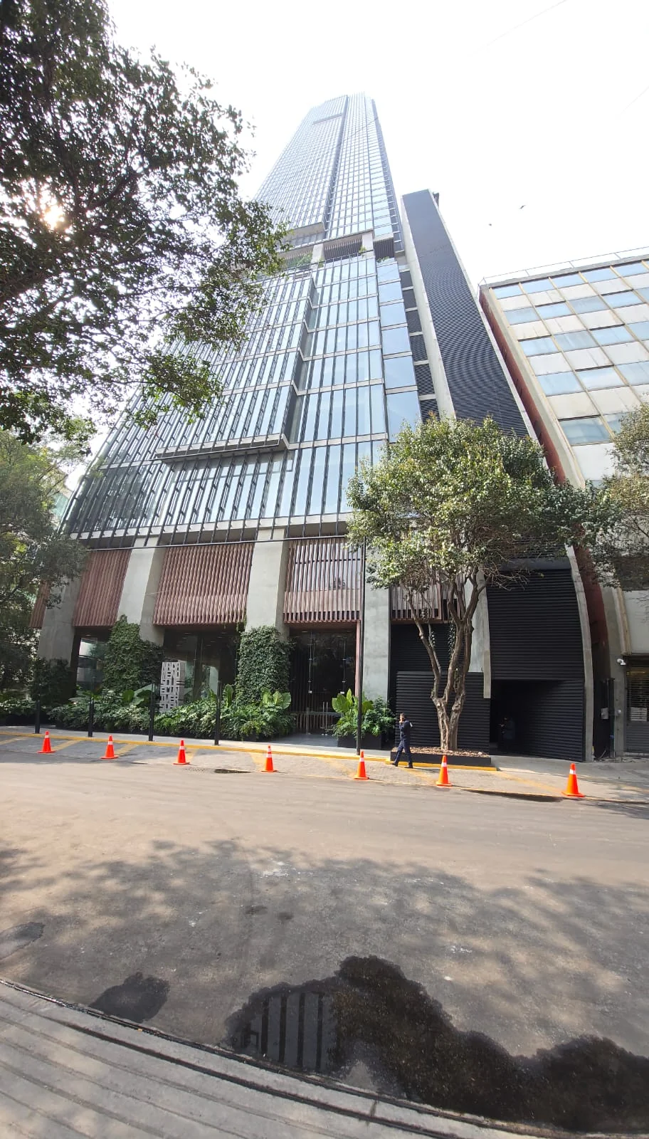 Installation de membrane Low-E à la University Tower, CDMX