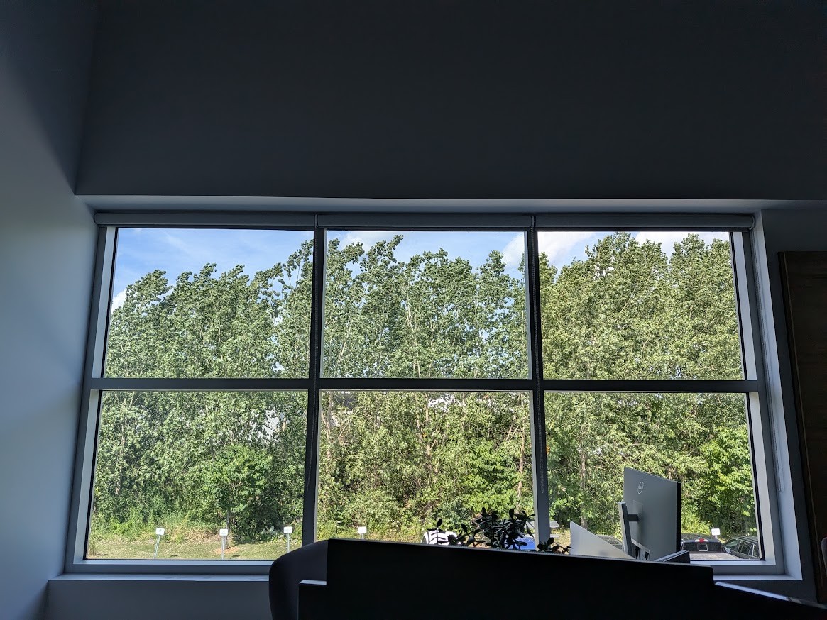 Bureaux à Laval, démonstration moitié-moitié de la membrane Low-E sur une grande baie vitrée
