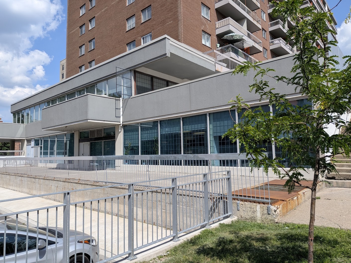 Façade vitrée d'un immeuble de Montréal après la pose de la membrane Low-E, vue extérieure