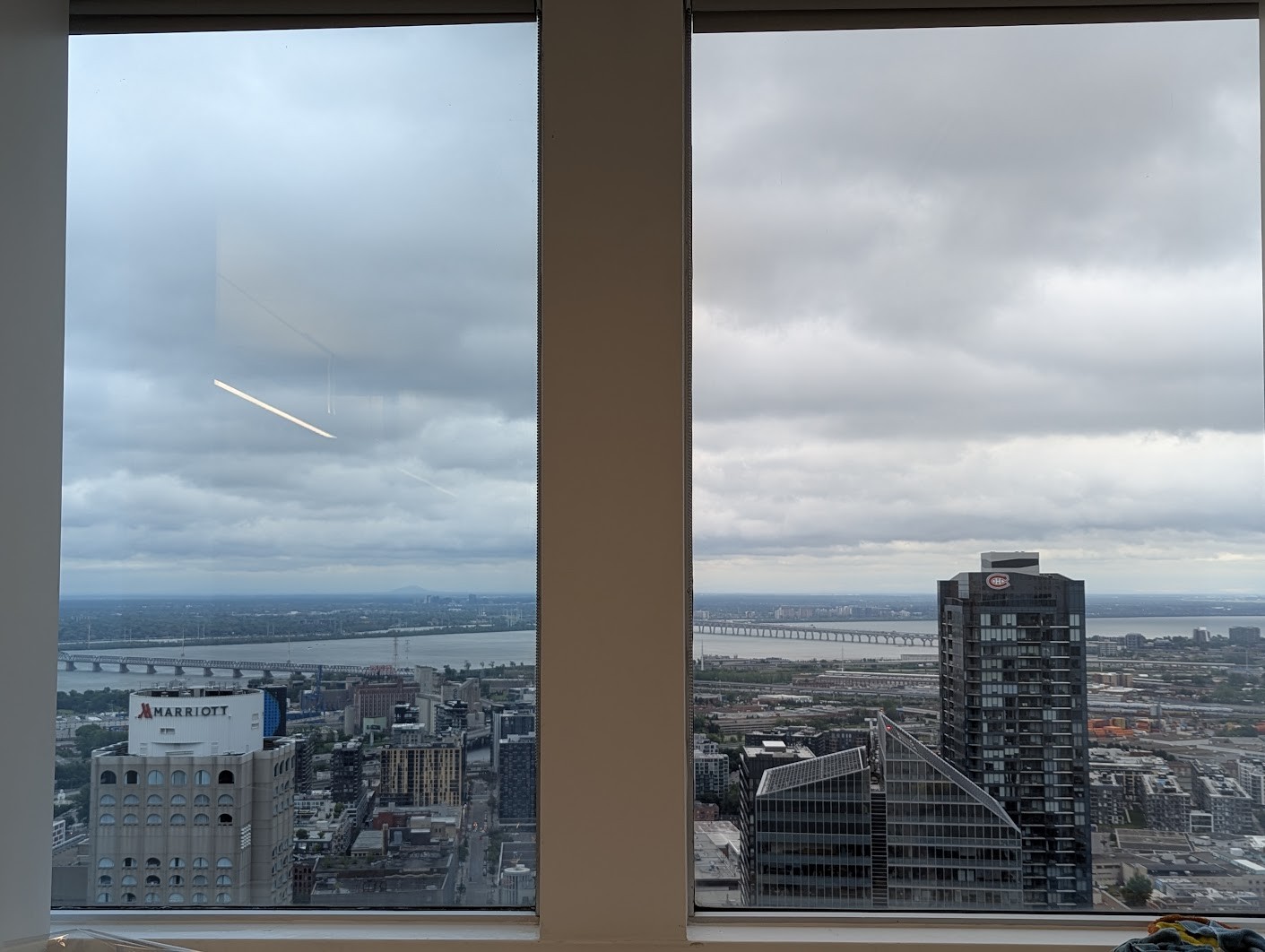 Tour de bureaux à Montréal, démonstration moitié-moitié de la membrane Low-E avec vue sur le fleuve