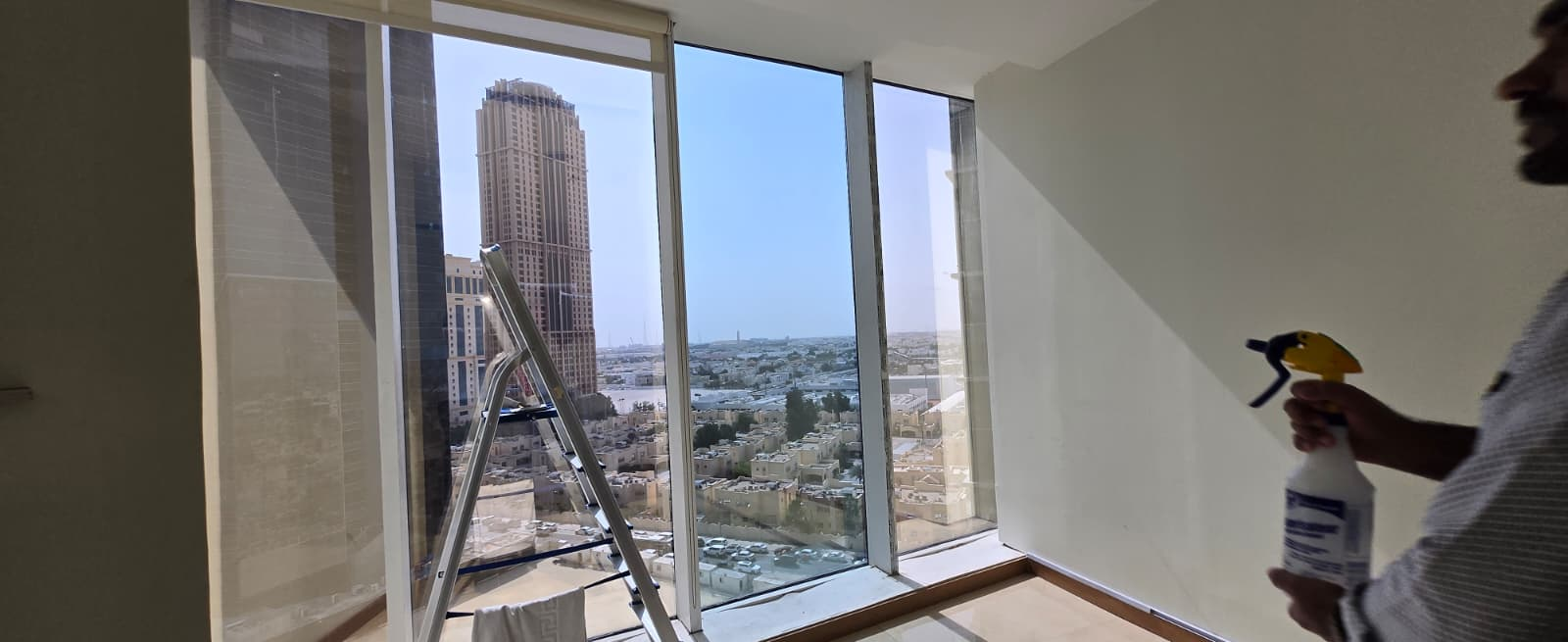 Bâtiment Qatar - Installation membrane Low-E moitié-moitié