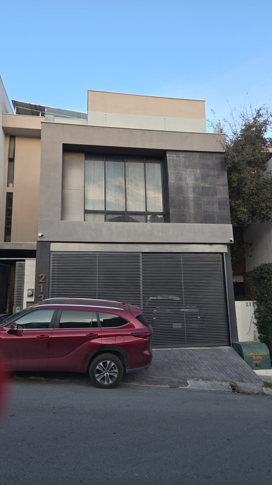 Résidence moderne à Monterrey avec grandes fenêtres et membrane Low-E