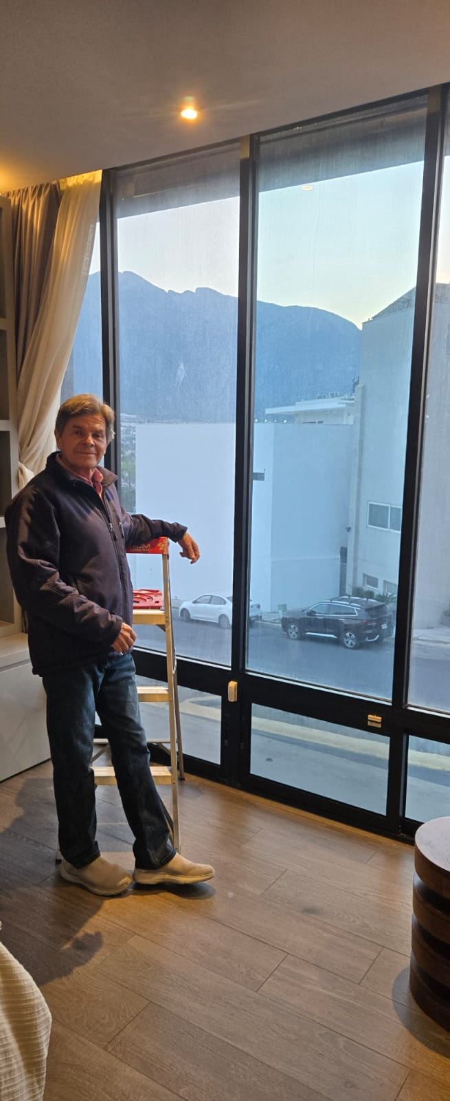 Vue intérieure d'une résidence à Monterrey avec membrane Low-E sur baie vitrée